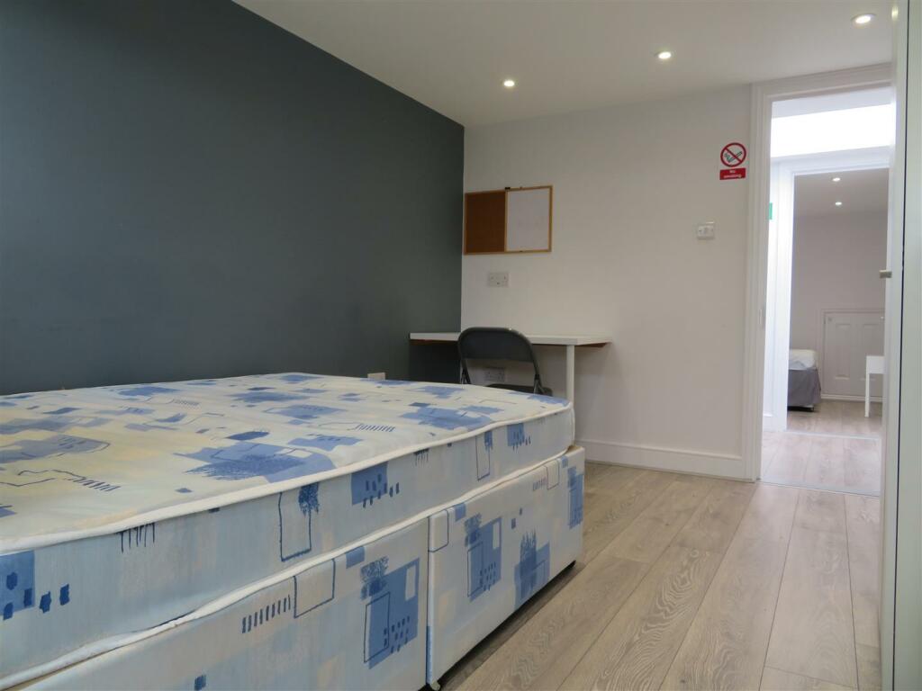 1 Edmund Road Bed7b.JPG