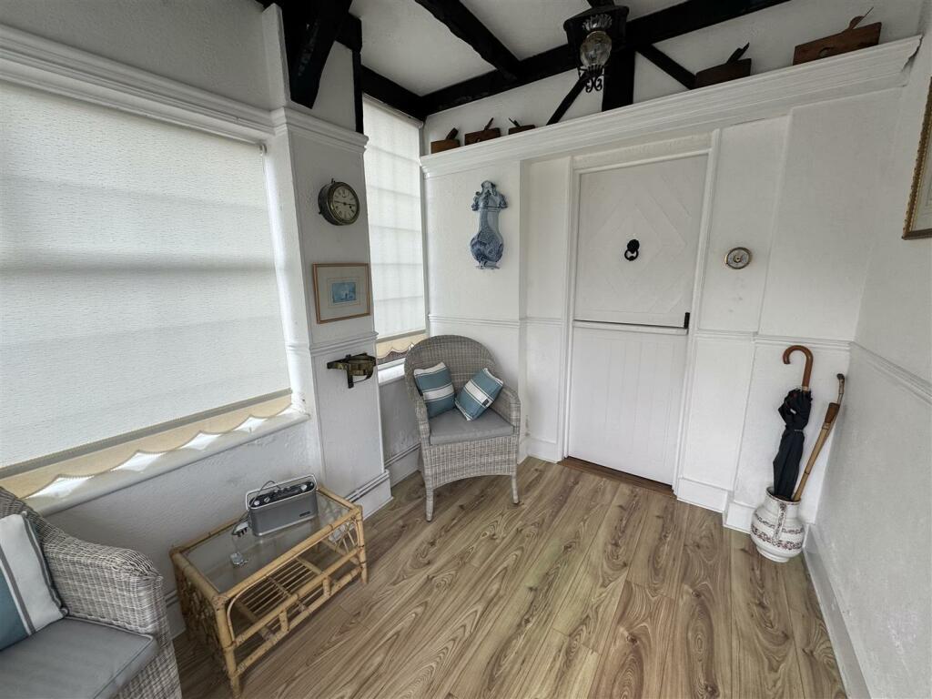 ENTRANCE HALL / PORCH