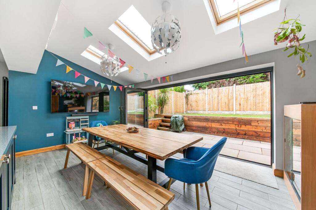 OPEN-PLAN DINING KITCHEN AND FAMILY ROOM cont.