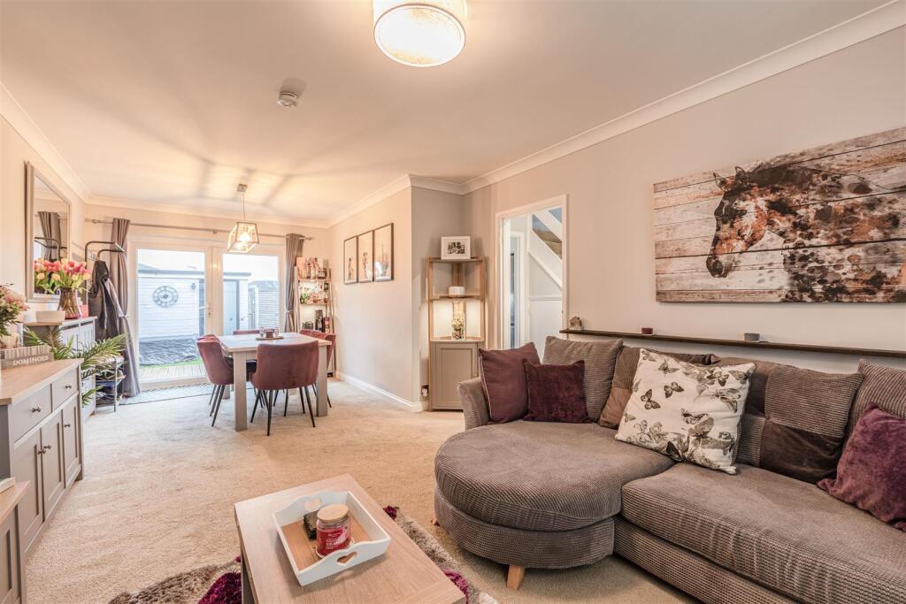 143 High Road, Byfleet, KT14 7RJ - 9.jpg