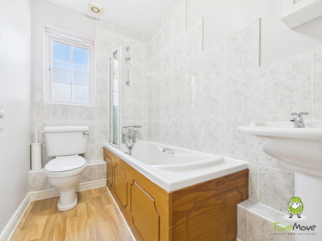 EweMove Basingstoke Highpath Way Bathroom