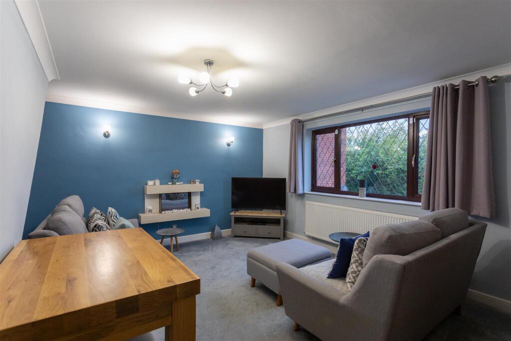 1 Redcar Close, Gedling, NG4 4EW-0009-Lounge.jpg
