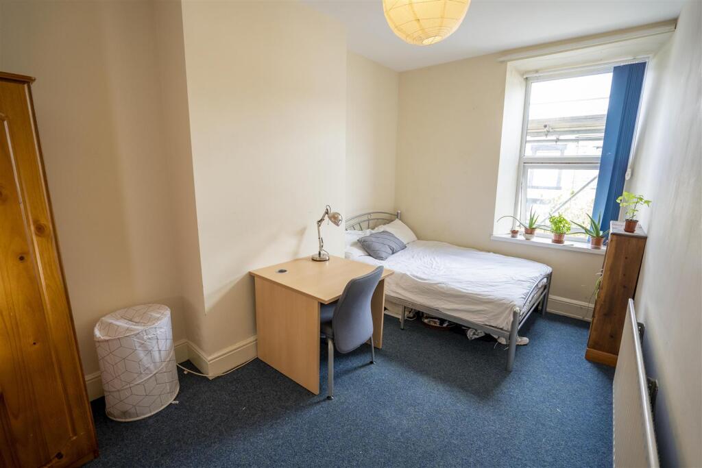 Bedroom 1.jpg