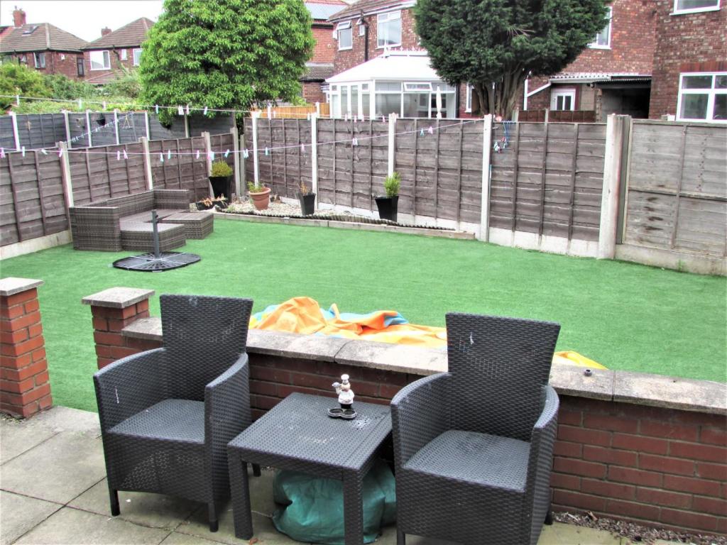 AshtonCres26gdn1.JPG