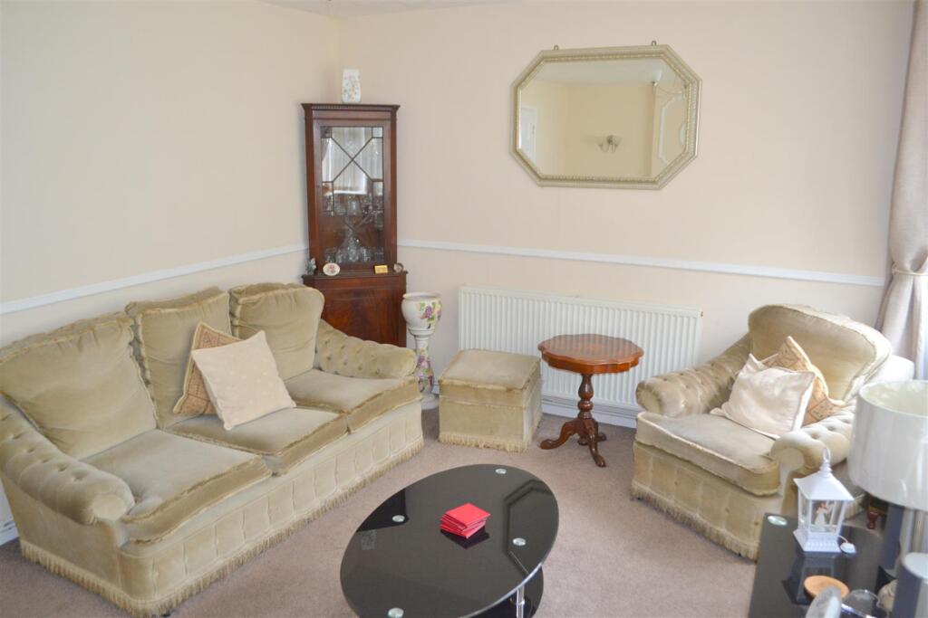 Lounge 1.JPG
