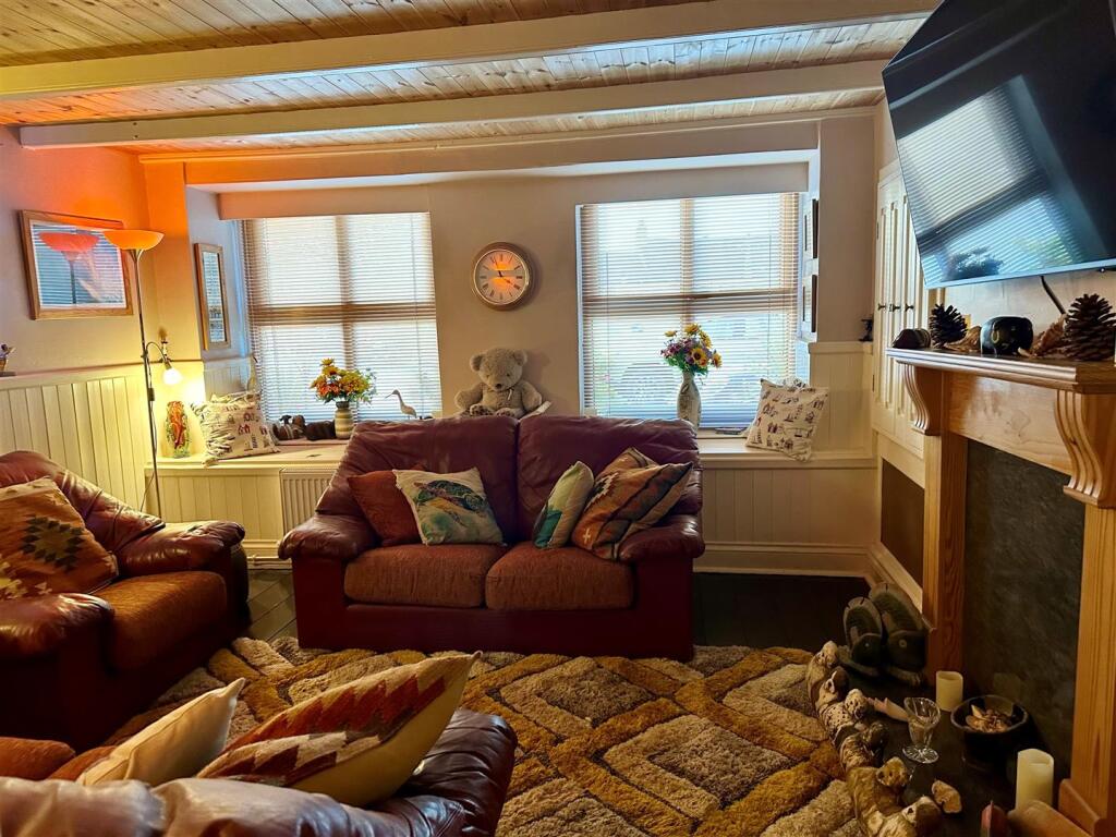 Living Room 1.jpg