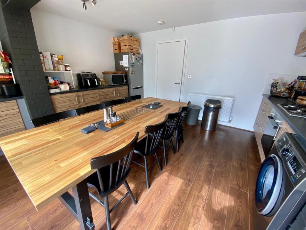 kitchen 2.jpg