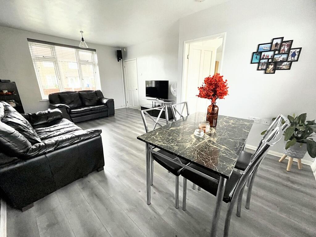 Sunshine Lounge-Dining Room