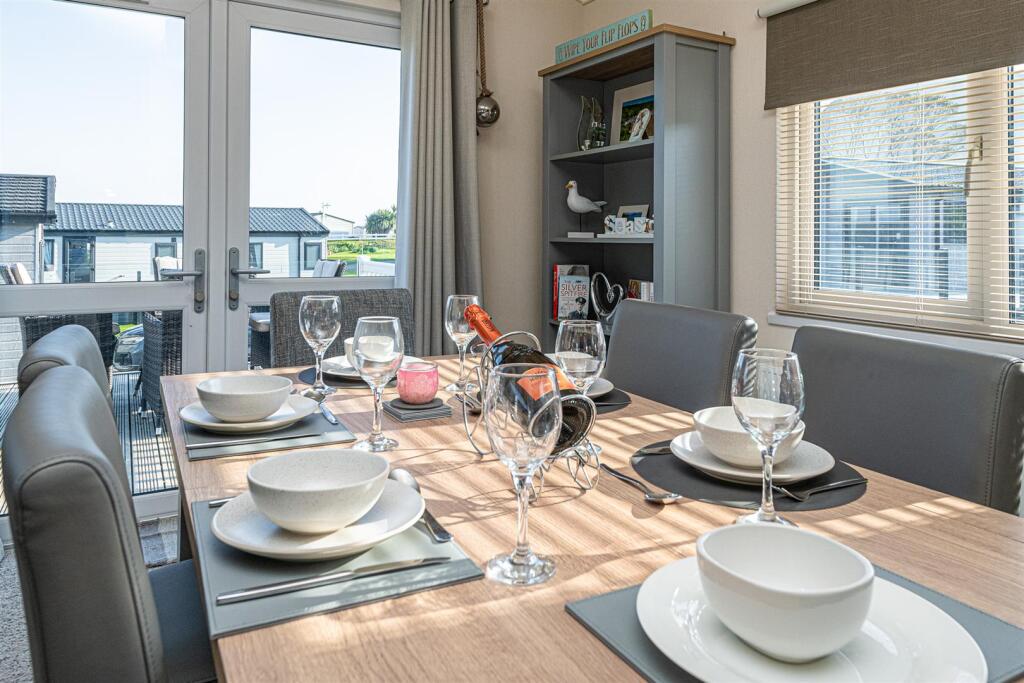 R19 DINING AREA