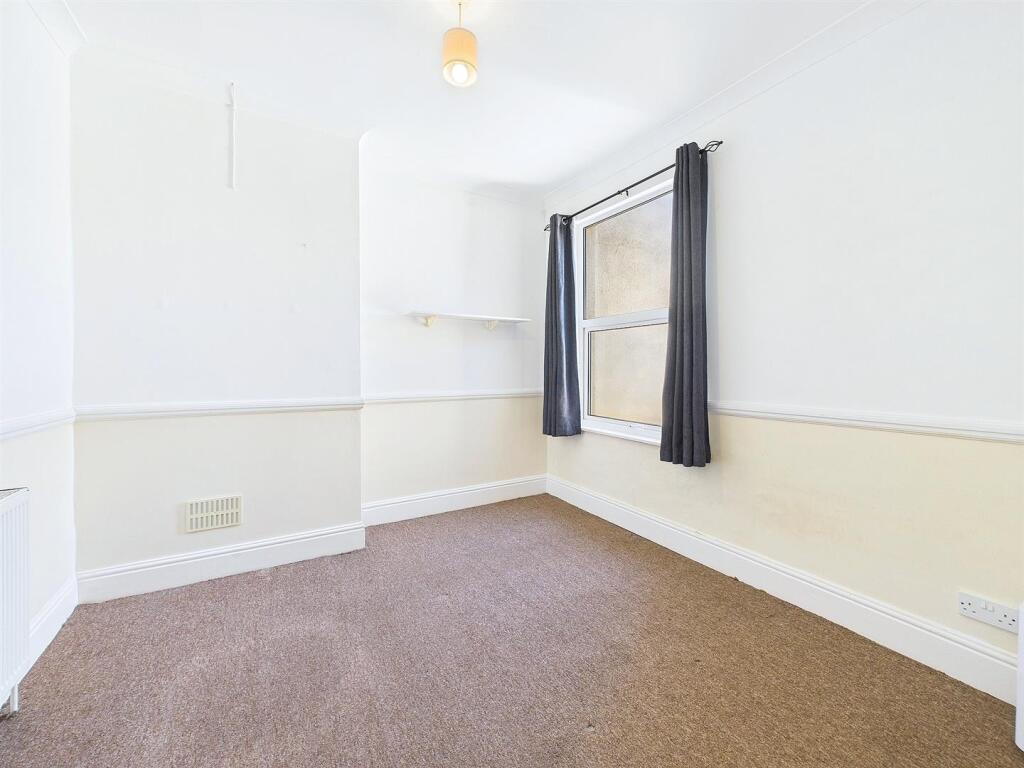 8 - 4 Bedroom End Terrace House.jpg