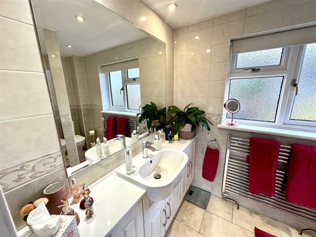 EN-SUITE SHOWER ROOM