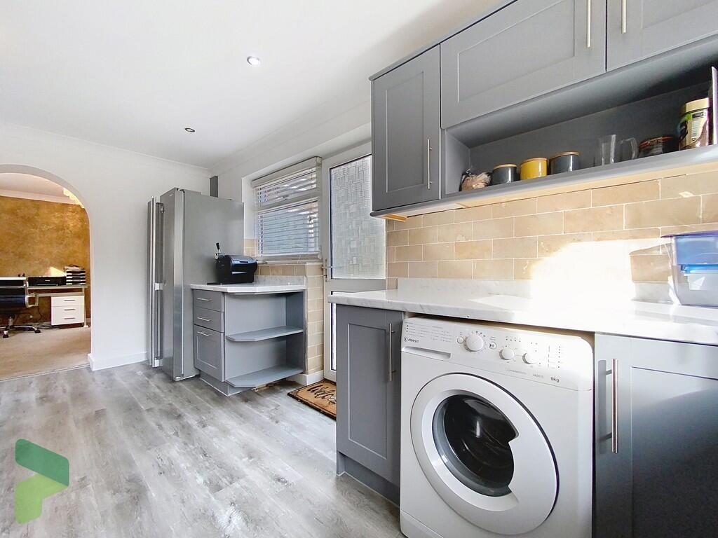 Fully Fitted Kitc...