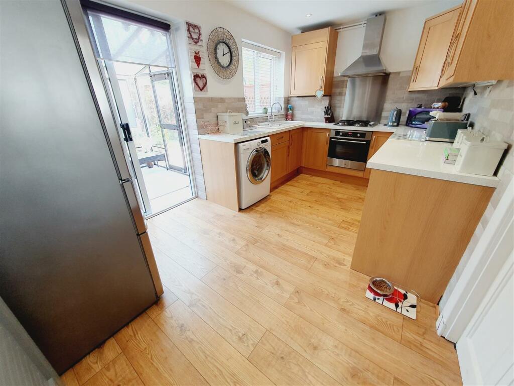 KITCHEN/DINING ROOM