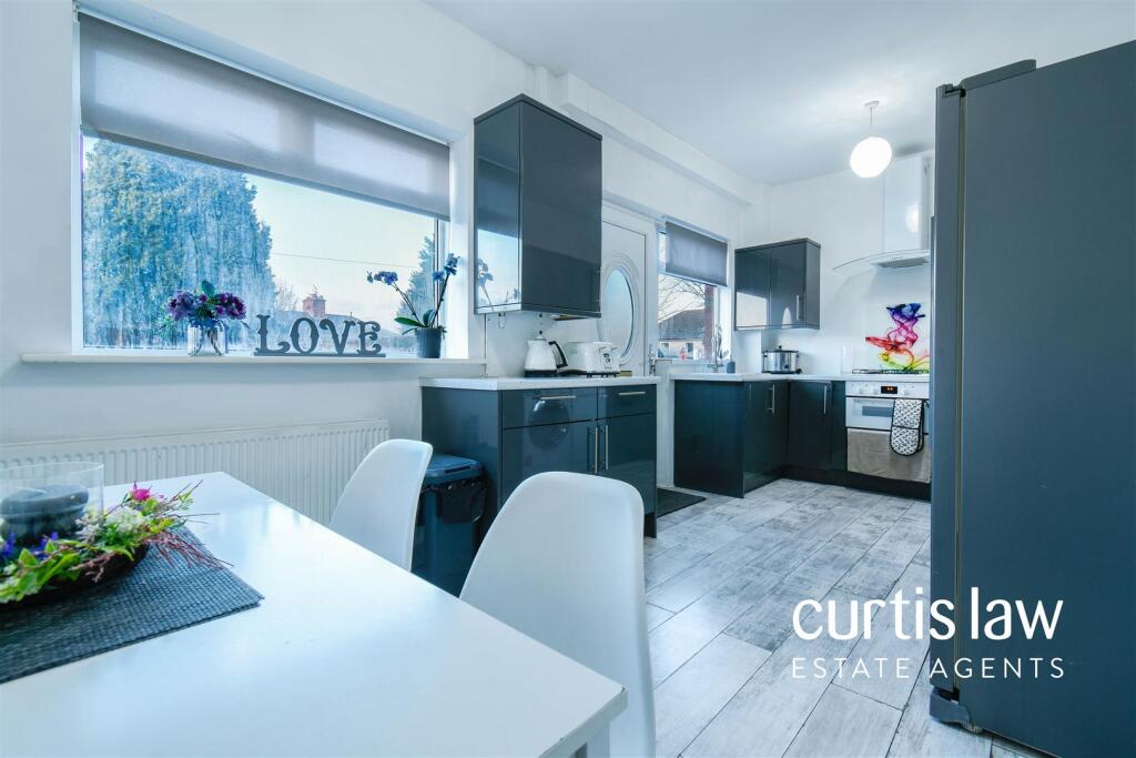 Kitchen/ Dining Room