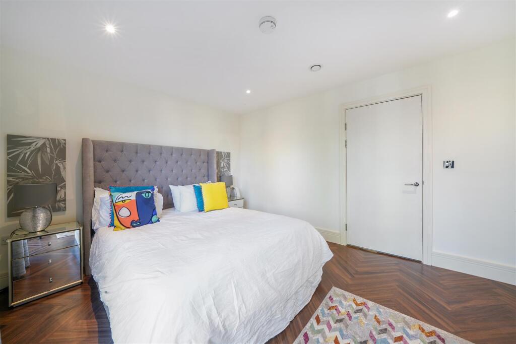 2 Sir Alexander Close - Gxgwm6geDOngTesQfHwJ.jpg