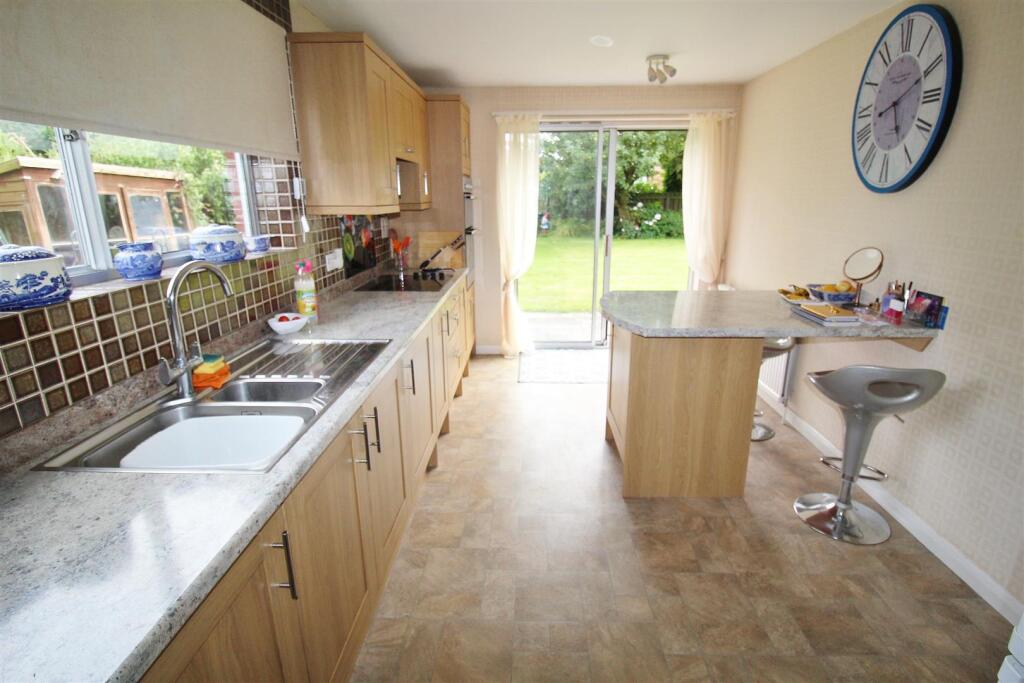 Kitchen (2).JPG