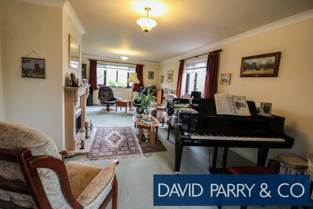 Modern detached 4 bed house with garden