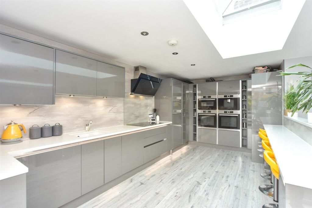 Kitchen/ Breakfast Area