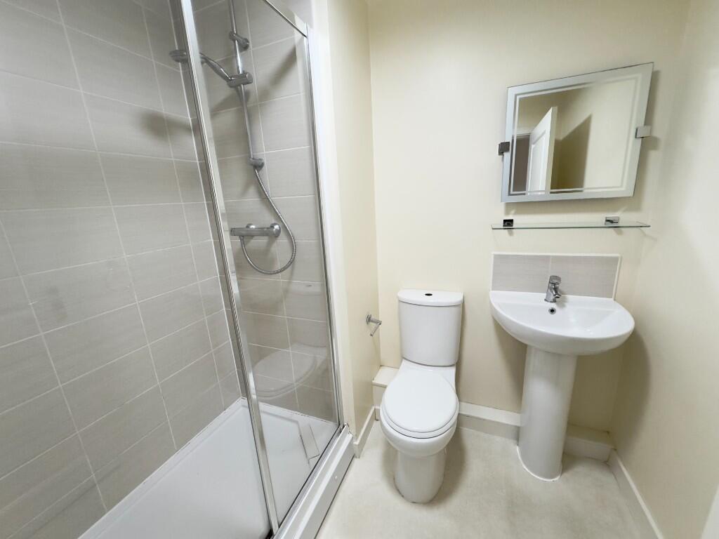 EN-SUITE /BATHROOM 2