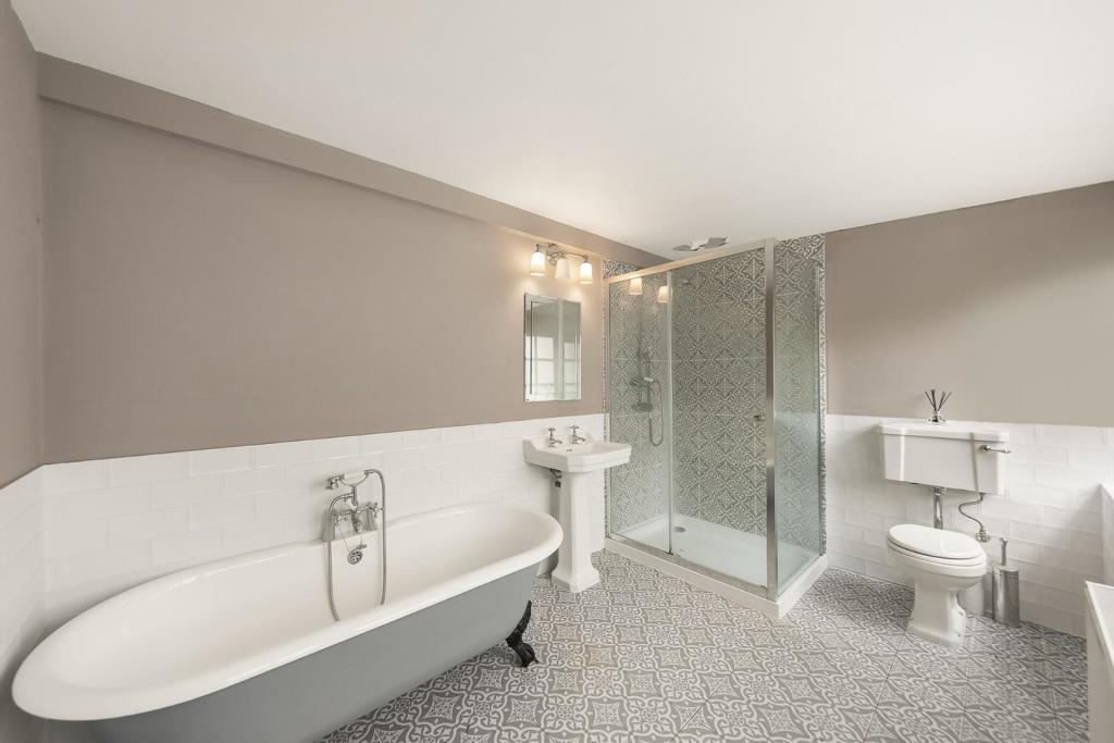 Bathroom (2).jpg