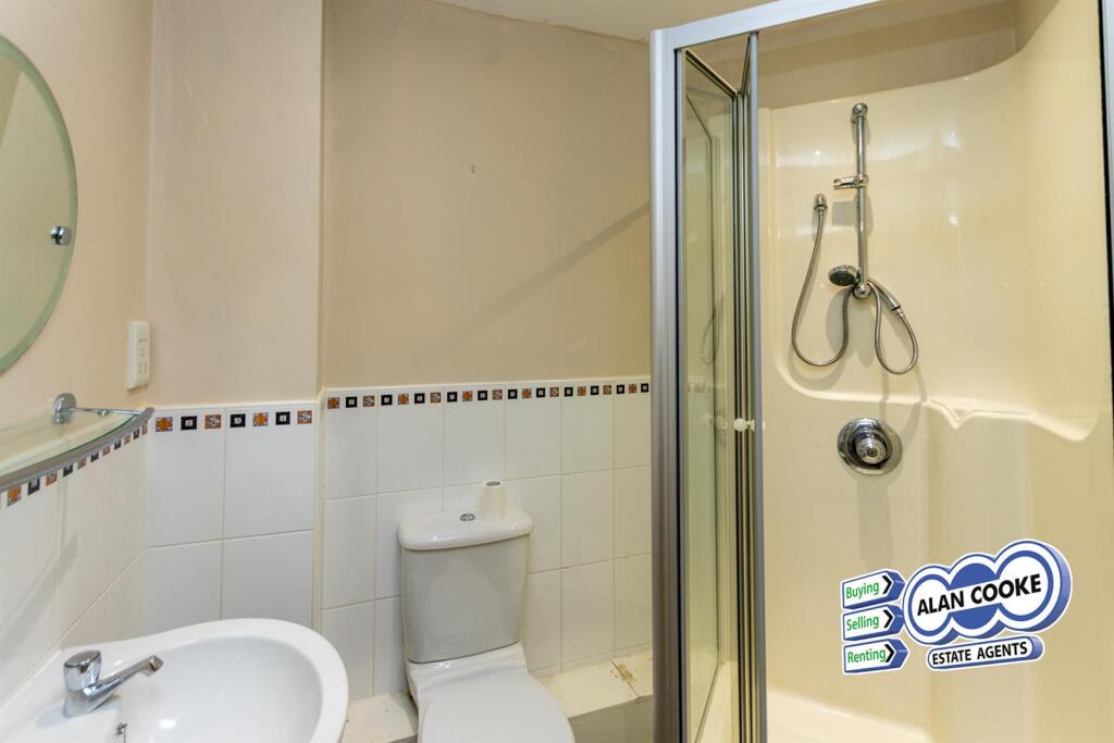 EN-SUITE SHOWER ROOM