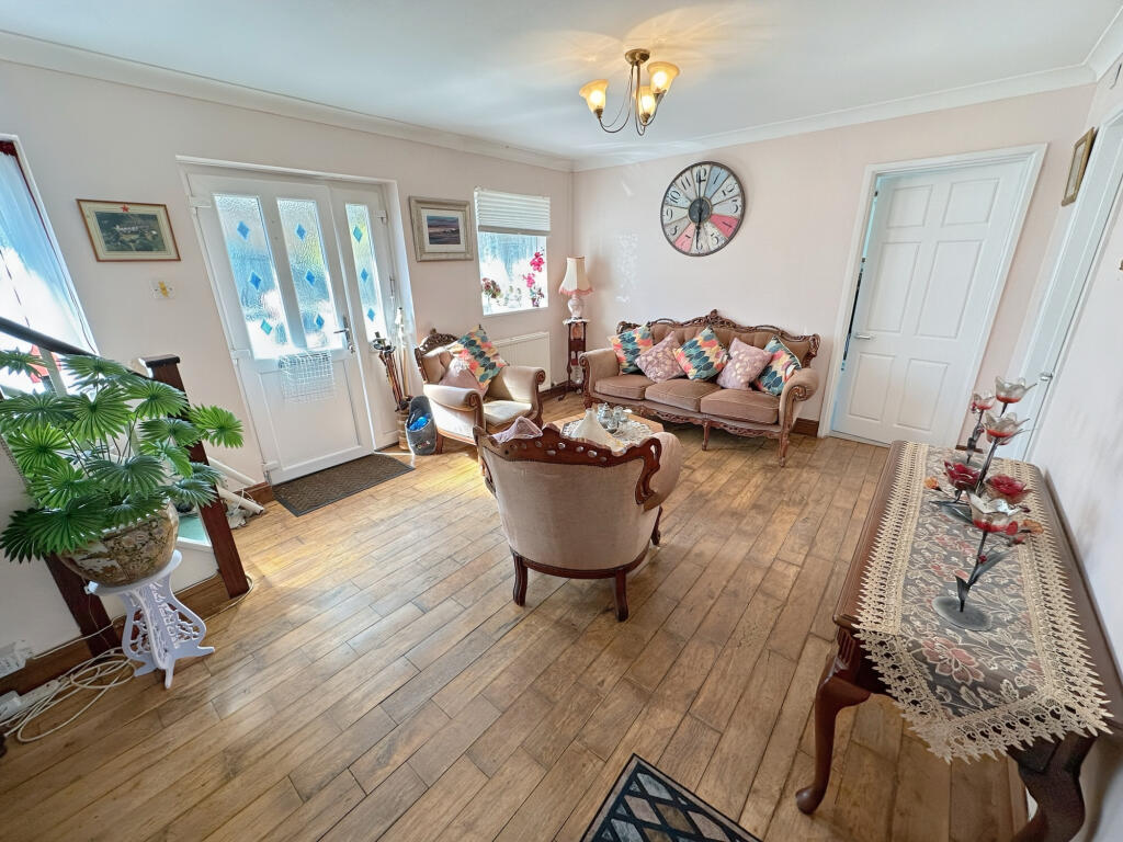 Entrance/sitting room