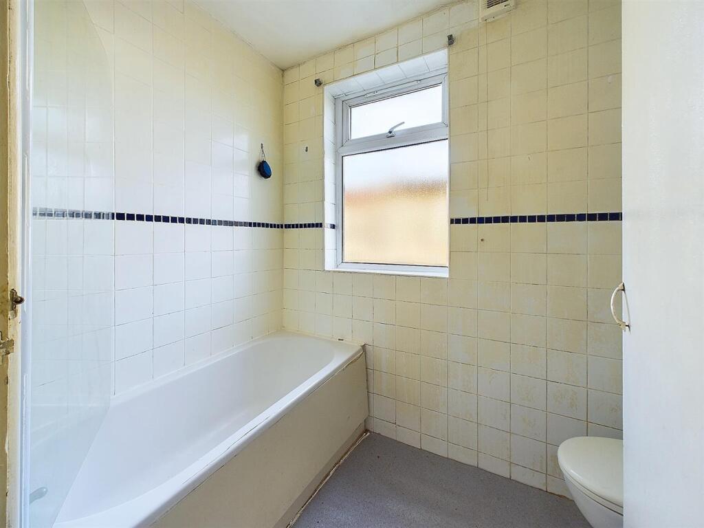 9 - END TERRACED HOUSE ARRANGED AS 2 FLATS.jpg