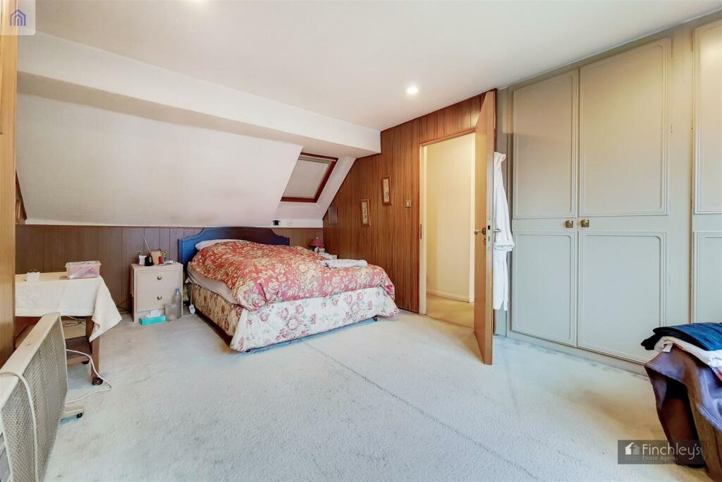 18_Main Bedroom-0.jpg