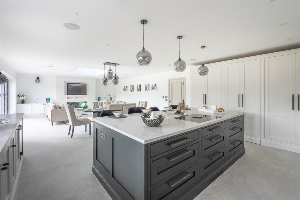 Luxury Kitchen/ Dining/ Entertainment Room