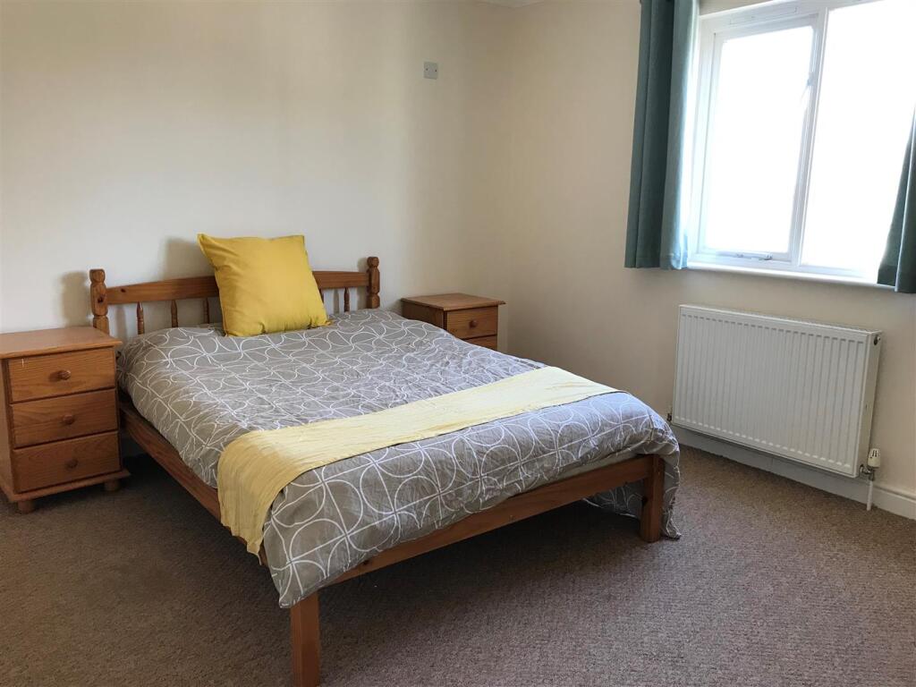 10 Wiltshire Crescent Main bedroom 2.jpg