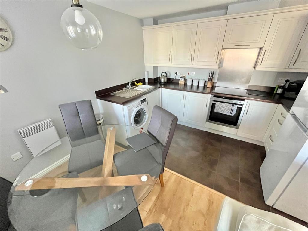 Kitchen / Dining Area