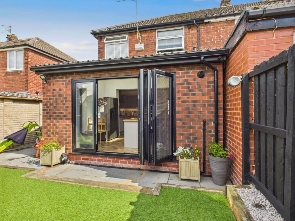 CAM03729G0-PR0115-STILL025