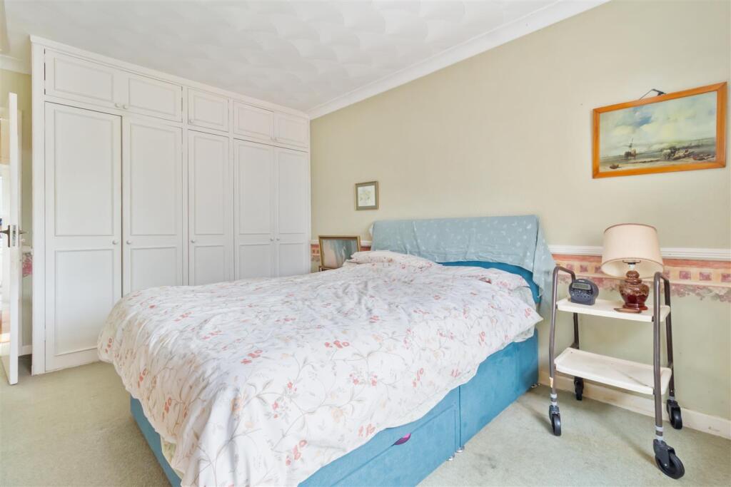 8 Midhurst Close-005.jpg