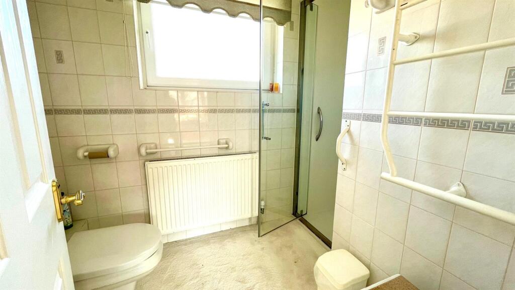 EN-SUITE - TILED 3 PIECE SHOWER ROOM