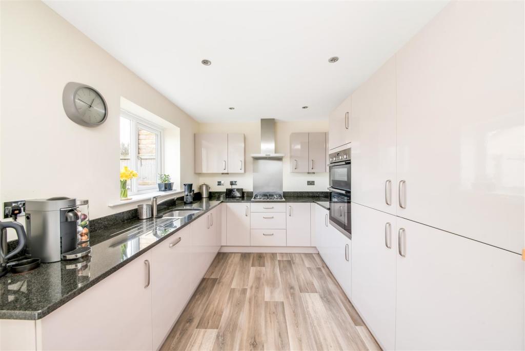 OPEN-PLAN DINING KITCHEN