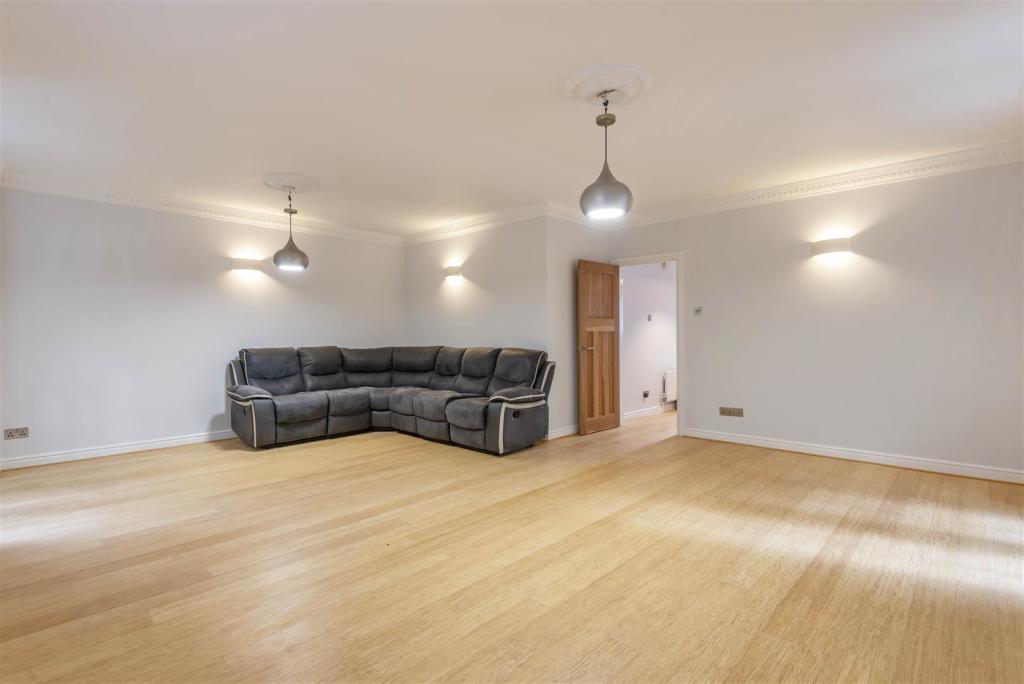 Lounge 2.jpg