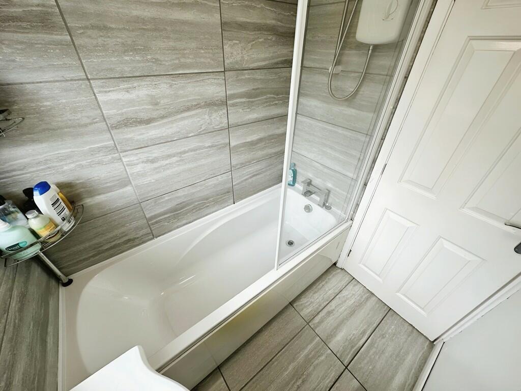 BATHROOM 1 Cropst...