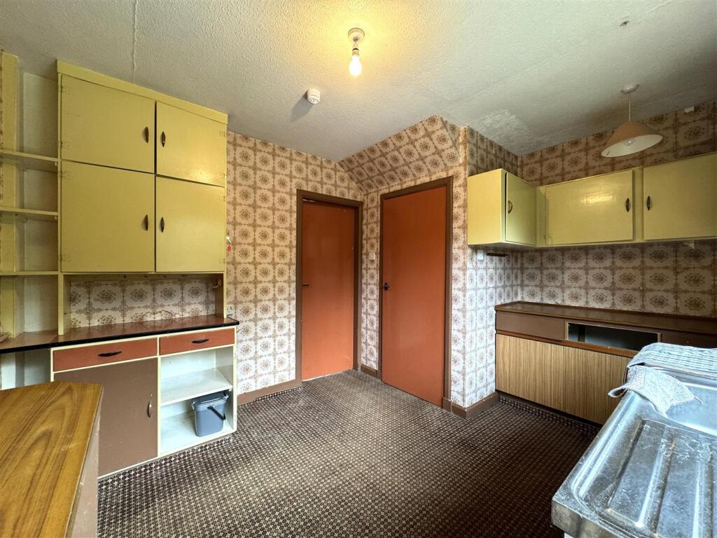 KITCHEN 2.JPG