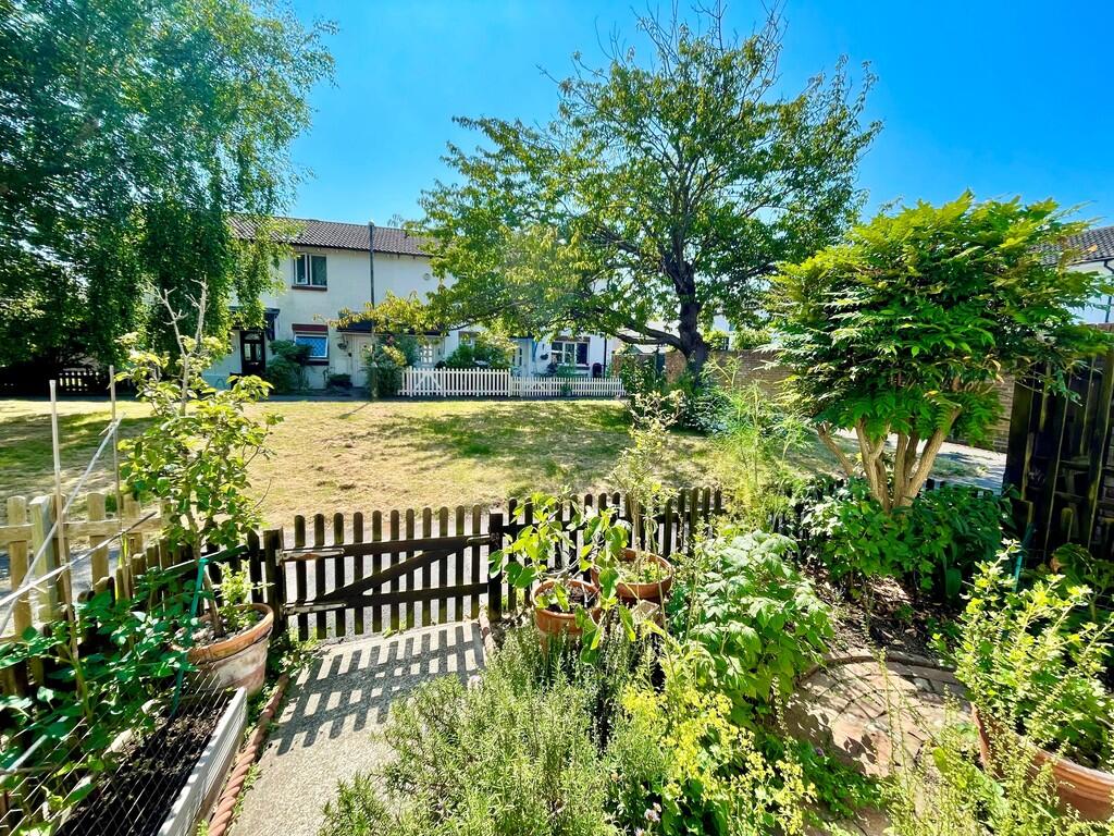 9 Beacon Way Fron...