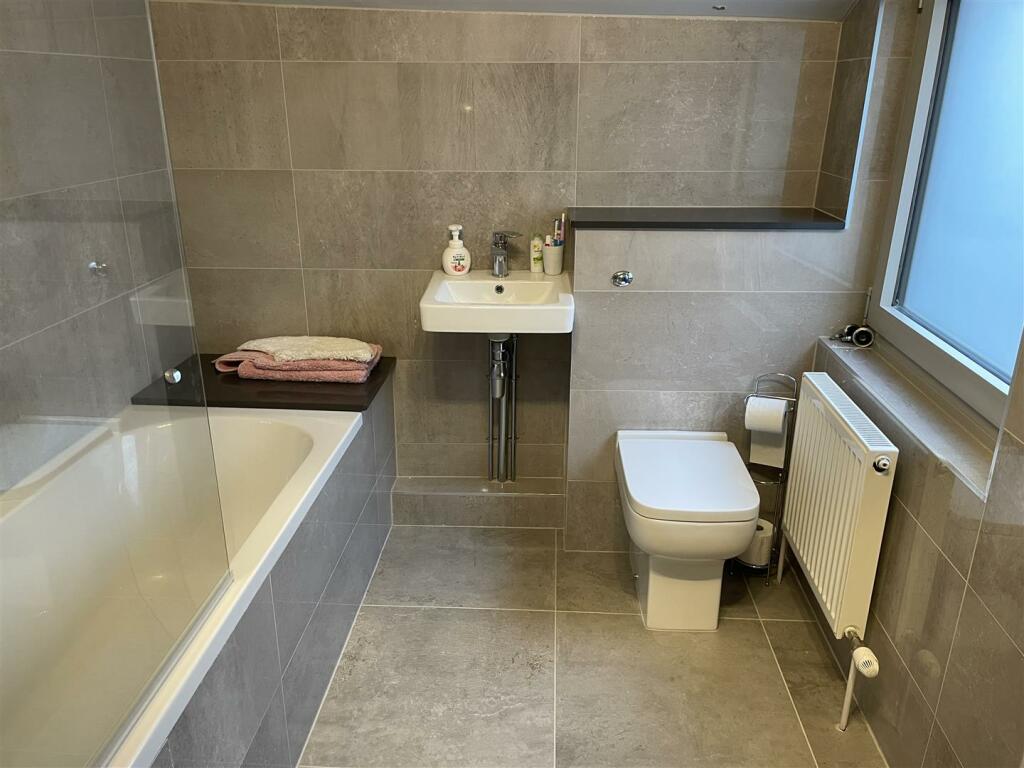 En Suite Bathroom.JPG