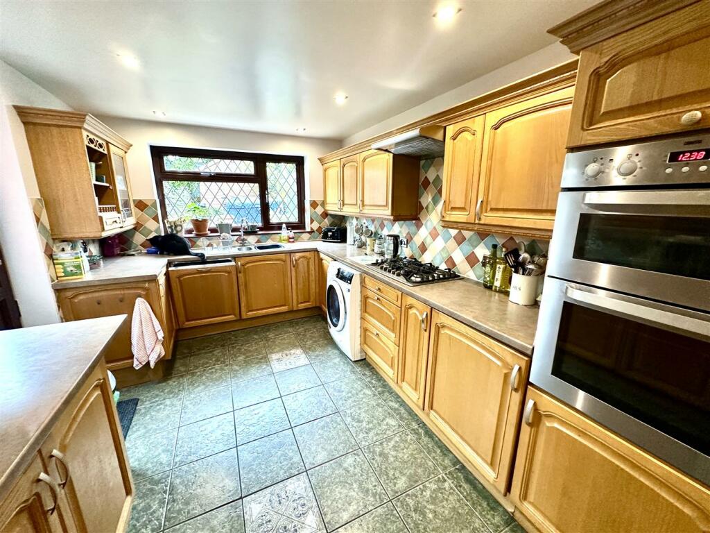 KITCHEN/BREAKFAST ROOM