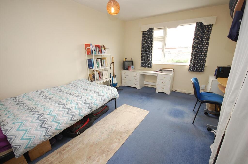Bed 2.jpg