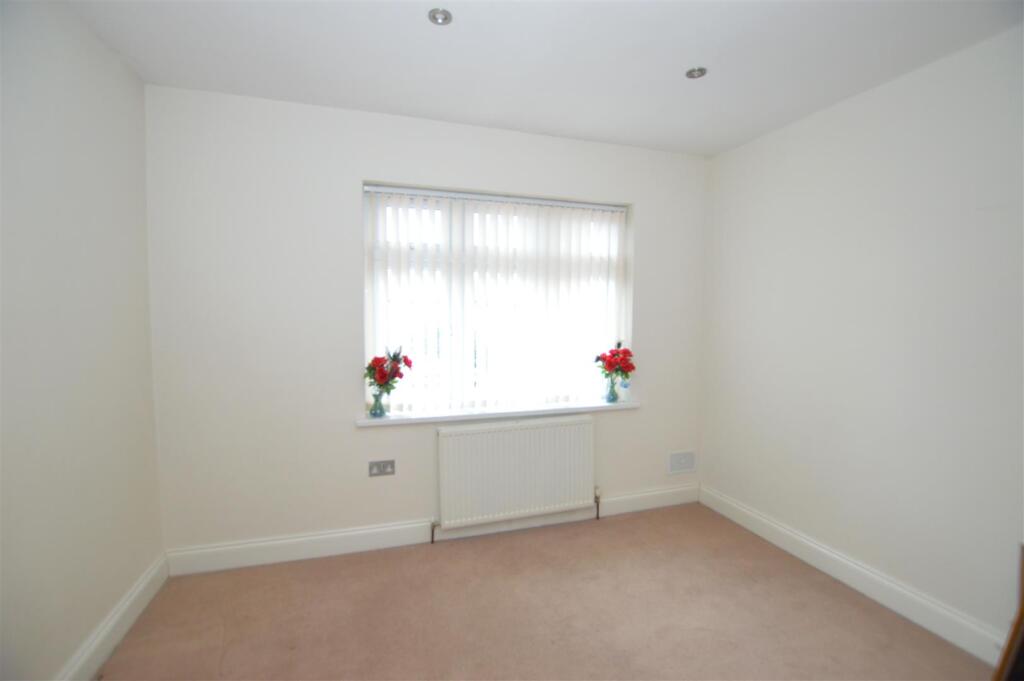 18 Roseville Avenue bed 2.JPG