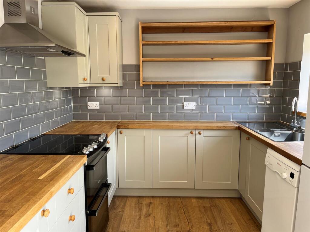 Kitchen 2.jpg