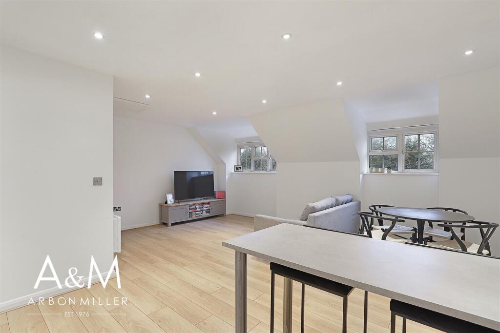 OPEN PLAN LOUNGE KITCHEN