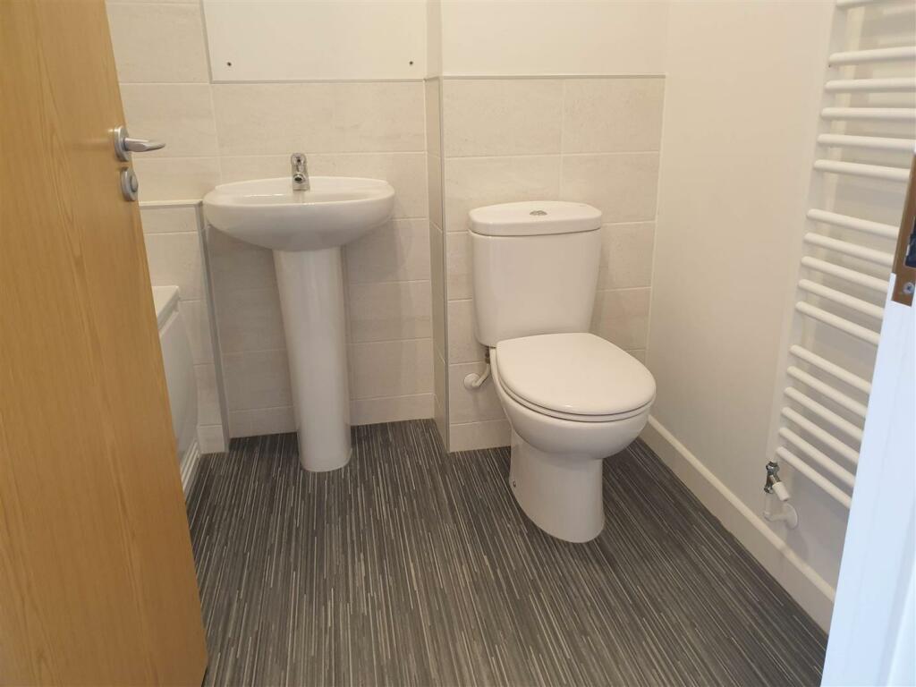 Bathroom 1 (3).jpg