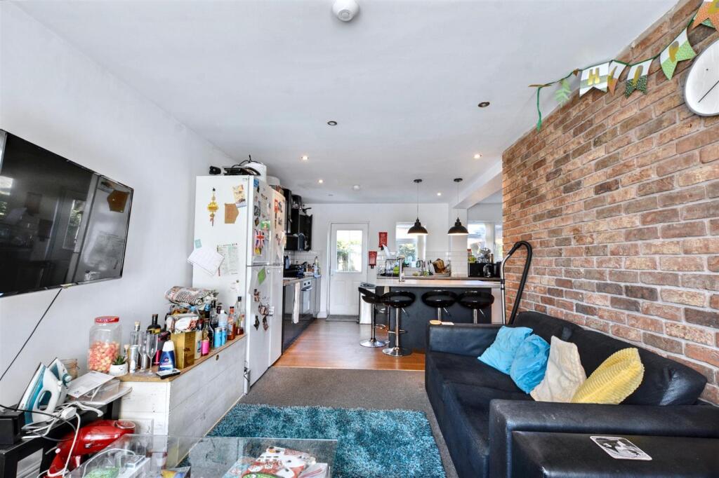 Lounge Kitchen_4.jpeg