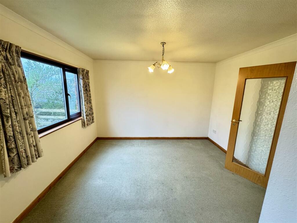 OPEN PLAN DINING AREA