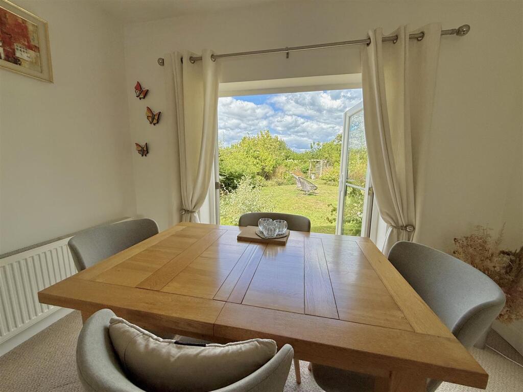 Living/Dining Room: