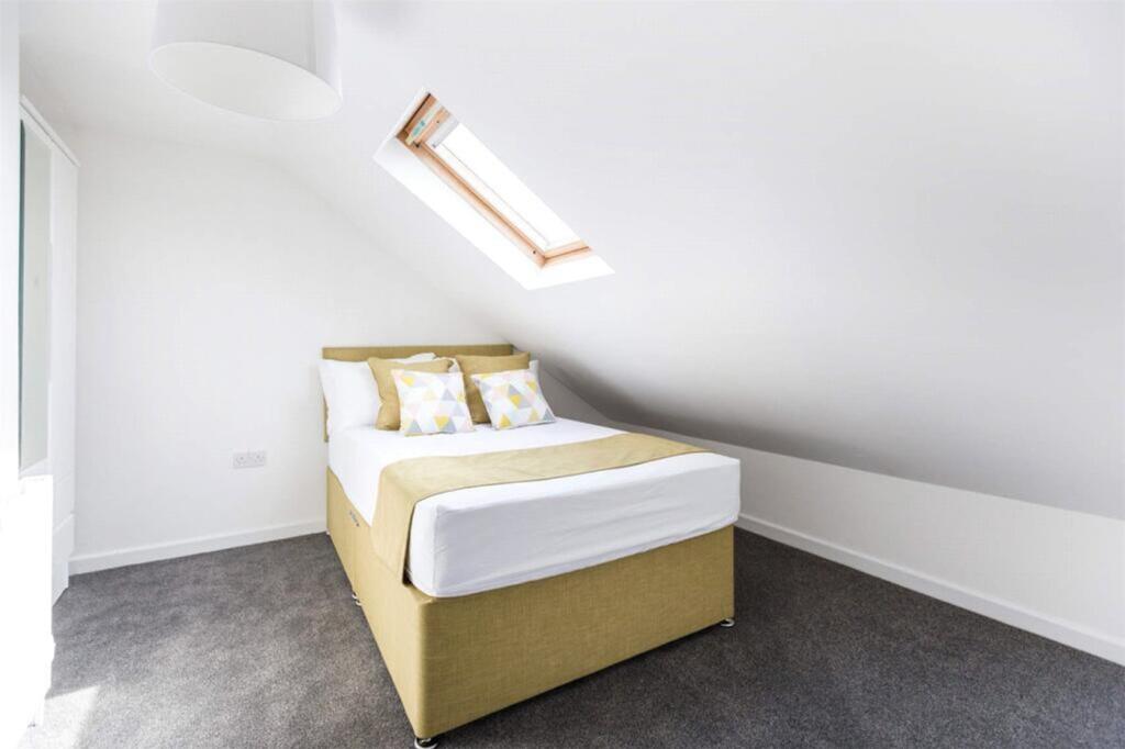 This charming double bedroom features ample nat...